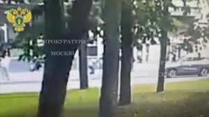 ‼️В Москве девушка в наушниках на самокате чуть не влетела в маму актрисы Екатерины Шпица‼️