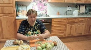 Беседую с умным человеком.
Чищу яблоки.