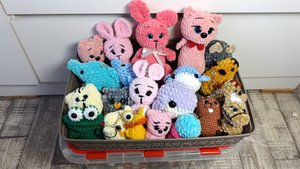 Много маленьких игрушек крючком на брелоки и подвески