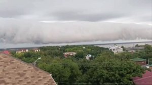 Утром в Хабаровске наблюдали редкое явление — так называемое «облачное цунами».