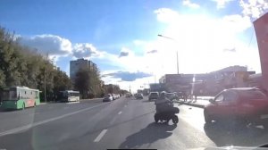Бабуся в Тюмени на электроскутере устроила ДТП и скрылась..