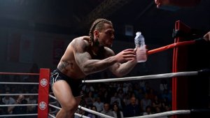 Девушка, владеющая кунг-фу, преподала урок своему высокомерному противнику. Видео от ИИ