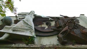 В Нижневартовске обновят горельеф «Война и мир»