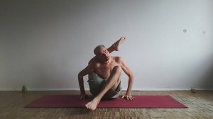 Йога. Гибкость. Ноги за головой.