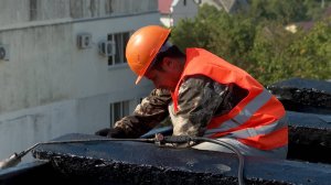 В Севастополе в доме №110 на улице Горпищенко ремонтируют кровлю