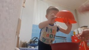 Тёмик с мамой готовит шарлотку.mp4