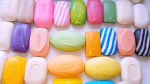 АСМР ШУРШАНИЕ. РАСКЛАДЫВАЮ ЯРКОЕ МЫЛО, ШУРШУ БУМАЖНЫМИ ОБЕРТКАМИ !