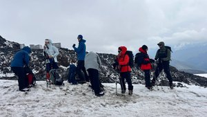 «Очень организованная группа» Клуба 7 Вершин на выходе к Скалам Пастухова