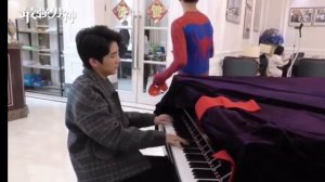 Чжан Синьчэн играет на фортепьяно