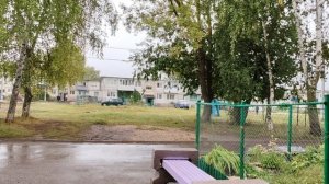 На улице в деревне перед дождем