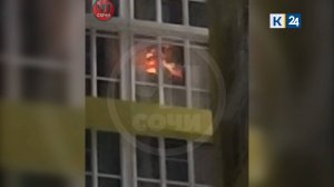 Соседи вызвали пожарных из-за электрокамина в окне многоэтажки в Сочи
