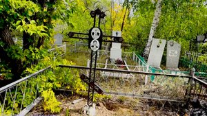 КТО ТО КИДАЕТ КАМНИ НА КЛАДИЩЕ в 6 утра.