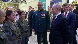 Во Владивостоке Владимир Путин посетил филиал Национального центра "Россия"