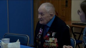 Волонтеры Победы поздравили тюменского ветерана с Днем окончания Второй мировой войны