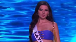 Латвия Мисс Вселенная 2024 (73) Дефиле в купальнике