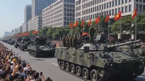 Грозная бронетехника продвигается по Городским улицам под ликование публики #цюаньсу #Вьетнам