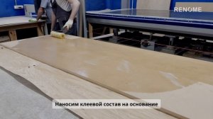 Изготовление стеновых панелей, фанеровка панелей шпоном на производстве RENOME