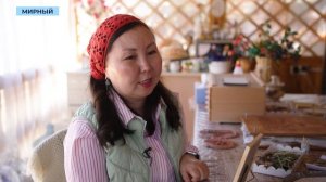 Мирнинская мастерица создаёт панно и барельефы из засушенных цветов