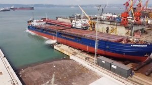 Спуск судна «А.Брюховецкий» с помощью пневматических ролик-мешков.