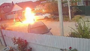 В Красноярске два абу-бандита подожгли машину женщины, потому что она отказалась знакомится !!!