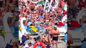 Тысячи россиян заполонили пляжи Кубани.