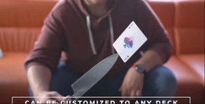 карта подписанная зрителем  на кончике ножа