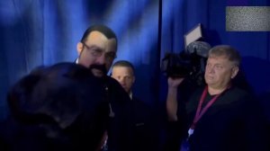 Я — русский, заявил Стивен Сигал на английском.