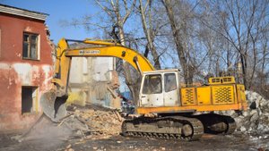 Экскаватор ЭО-4225А "Ковровец". Работа по сносу дома.