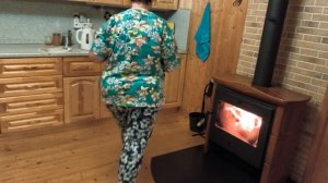 Хроника дачной жизни.
Топлю печку, пеку хлеб.