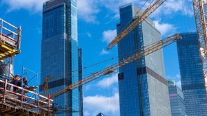 А я иду шагаю по Москве или утомлённый ценовым гнётом и стройкой.