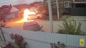 Двое мужчин облили горючим и подожгли иномарку возле дома в Северском районе