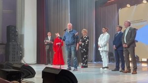 Звездные гости поднимаются на сцену