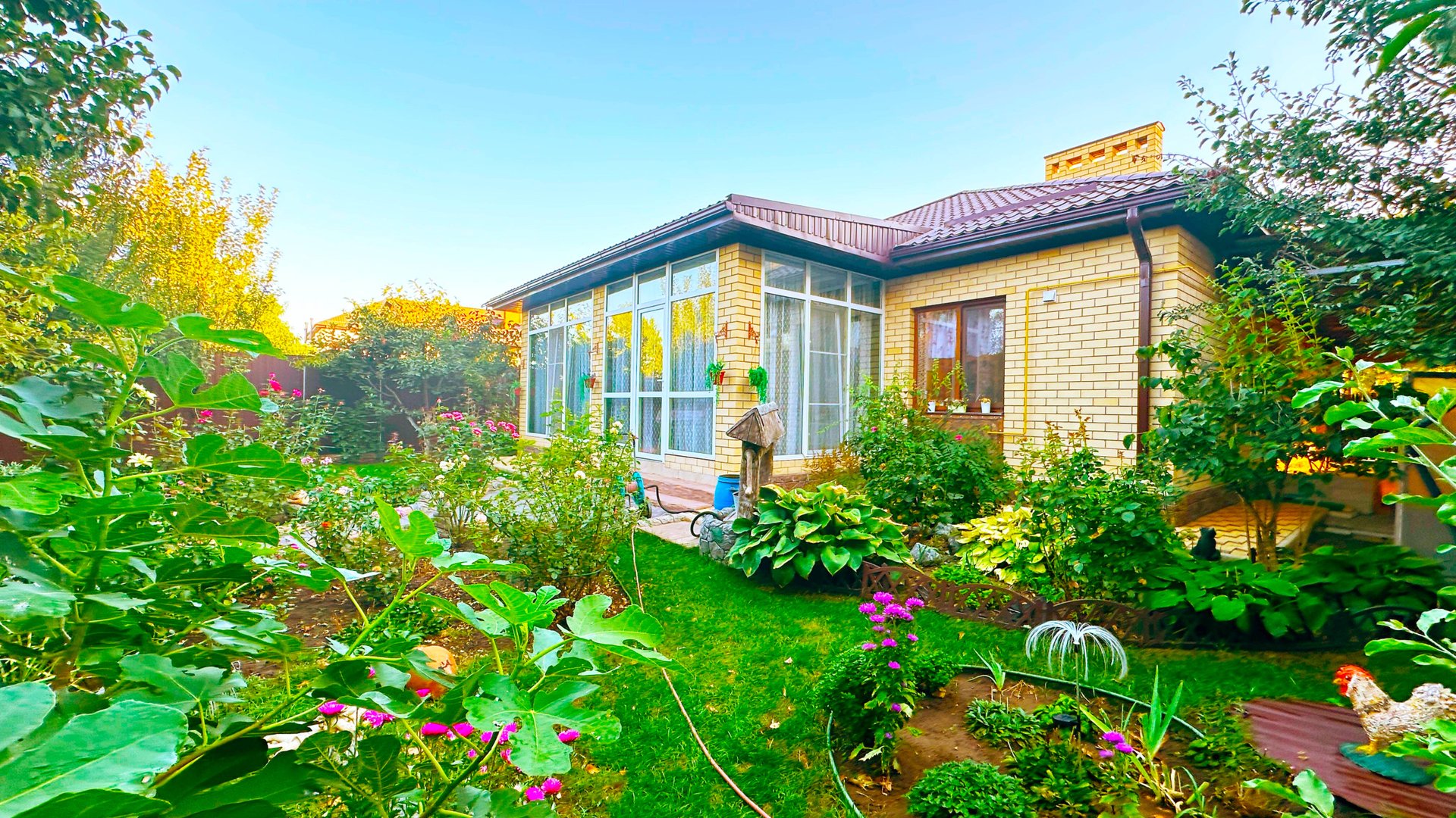 Идеальный кирпичный дом с уникальным дизайном, ремонтом, мебелью и зоной барбекю на участке смотреть онлайн