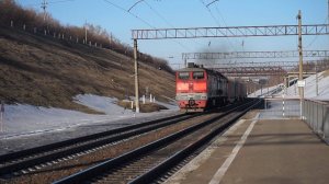 Тепловоз 2ТЭ10М-3074 с приветливой бригадой и контейнерным поездом.