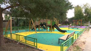 Продолжаются работы по замене детских площадок