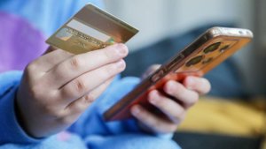 Не переводить деньги незнакомцам: как не попасть под блокировку перевода