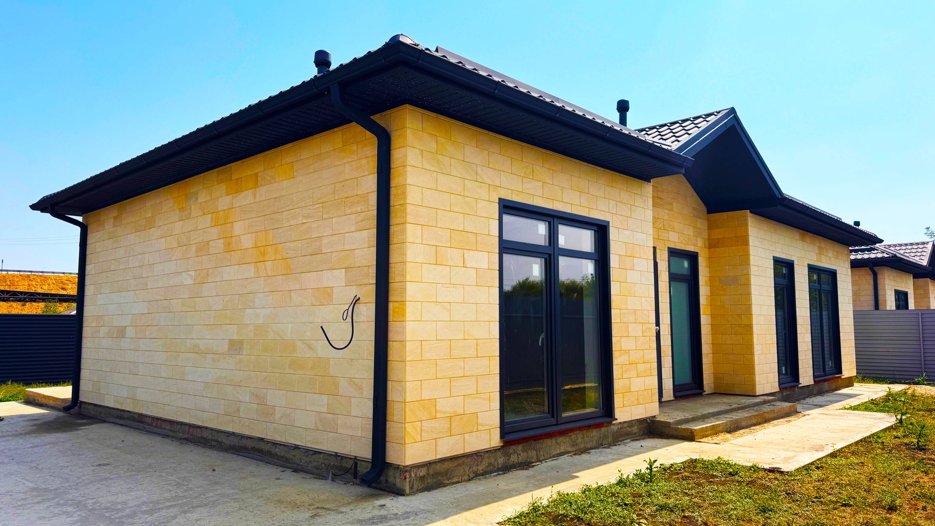 Новый просторный домик с террасой и тремя спальнями смотреть онлайн