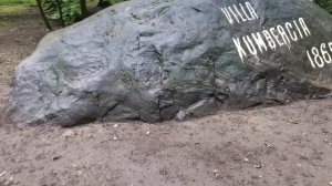 Огромный валун на месте бывшей усадьбы И. А. Кумберга в Санкт-Петербурге.