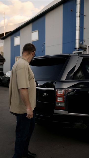 Потертости на накладках крышки багажника Range Rover l405 смотреть онлайн