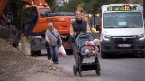 В Саратове из-за коммунальных раскопок мамы с колясками вынуждены передвигаться по проезжей части