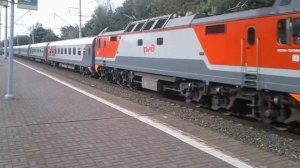 Электровоз ЭП2К-368 с пассажирским поездом