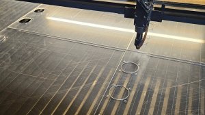 Лазерная резка панелей из прозрачного органического стекла 4мм.