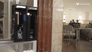 Робот-бариста делает кофе в метро