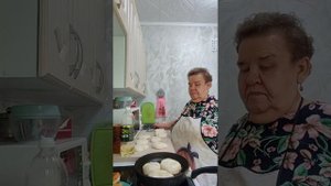 жарю беляши сосиски в тесте