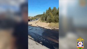 В Якутии автоинспекторы работают на месте ДТП возле паромной переправы, где опрокинулся бензовоз