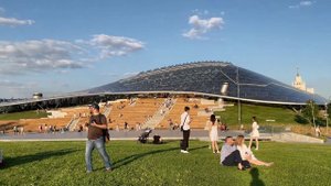 Москва – парк Зарядье 🌞 атмосфера отдыха, прогулка и множество людей в центре столицы