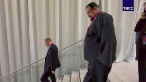 Легенда Голливуда прогуливается по ВЭФ во Владивостоке