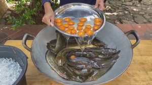 Деревенский повар готовит рыбу по вкусным рецептам и ест уникальные рецепты приготовления