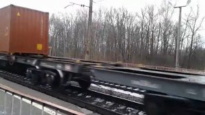 Электровоз ВЛ10У-253 с контейнерами на платформах