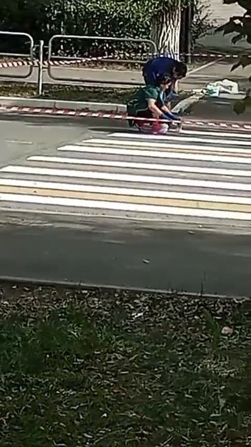 Работники школы №3 оживляют пешеходный переход смотреть онлайн